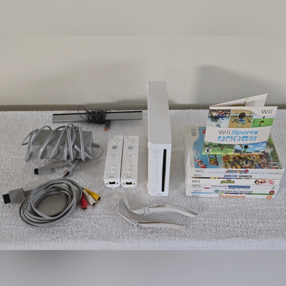 Nintendo Wii Console With Wii Sports Game Bundle Lot System 2 Controllers CLEAN!